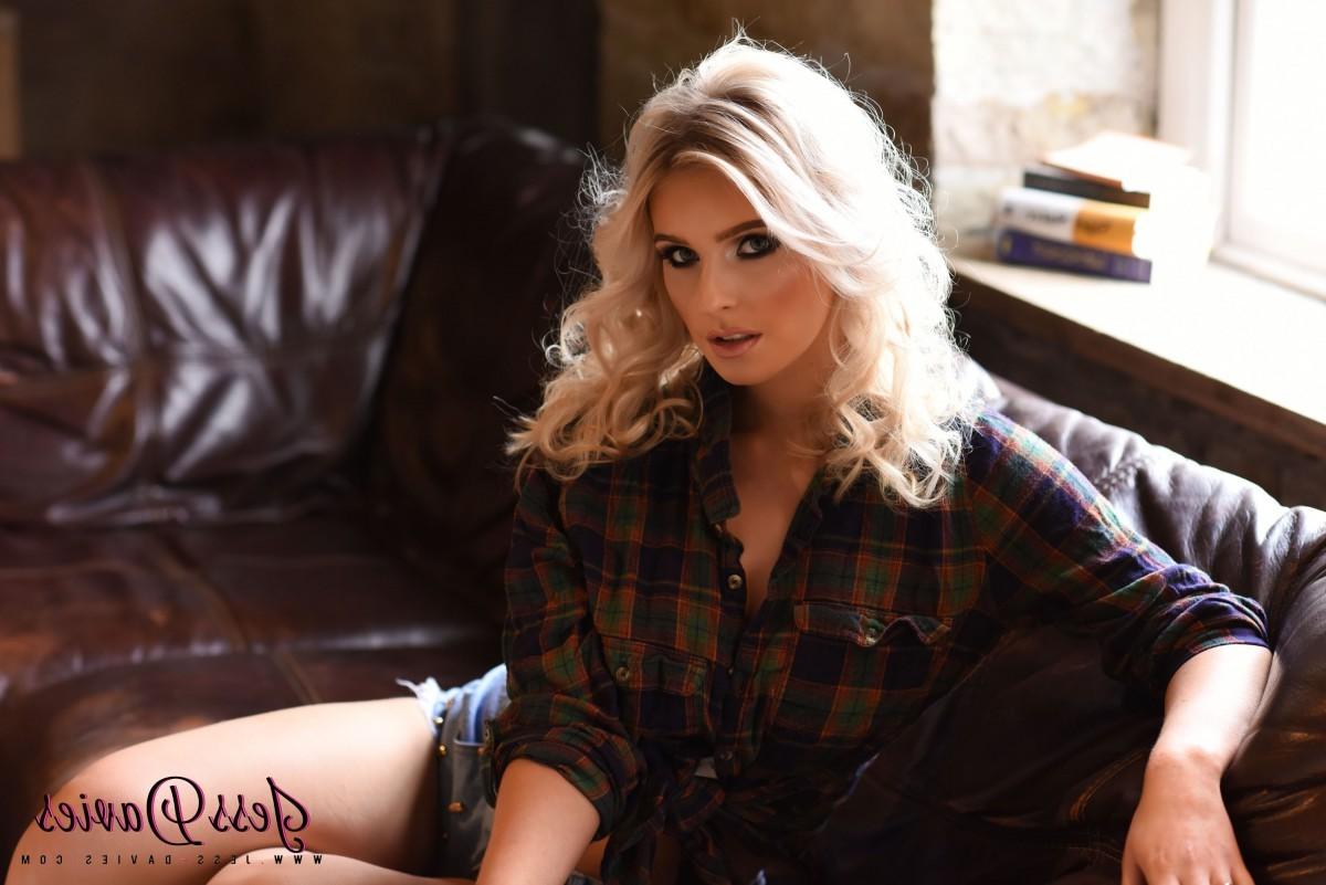 12P Busty curvy blonde in jean shorts