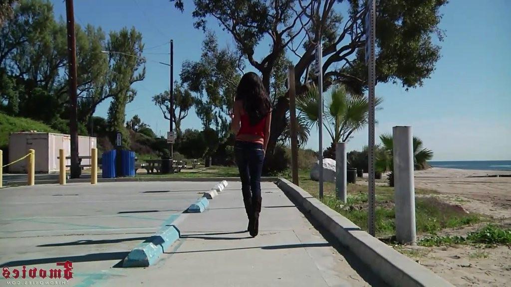16P Sexy Lexi Diamond drops her jeans and rides cock