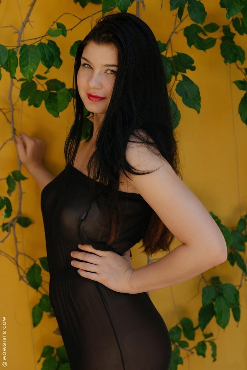 12P Curvy goddess in black
