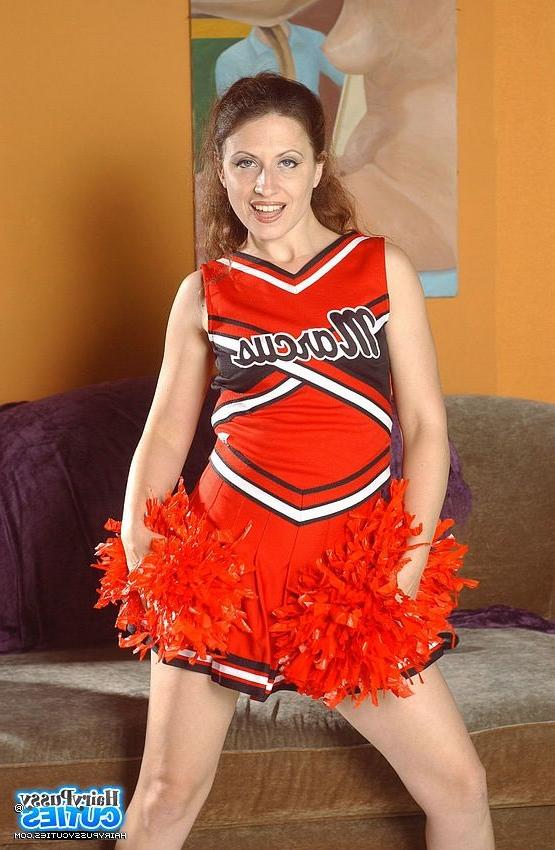 12P Sweet Cheerleader Girl Wanted To Entertain 