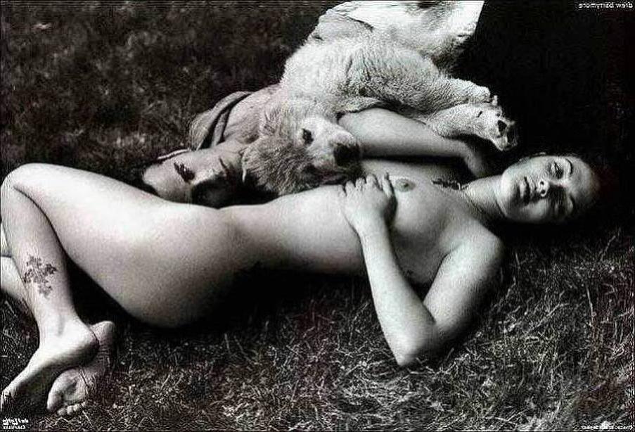15P actress Drew Barrymore bathing with a glass of wine
