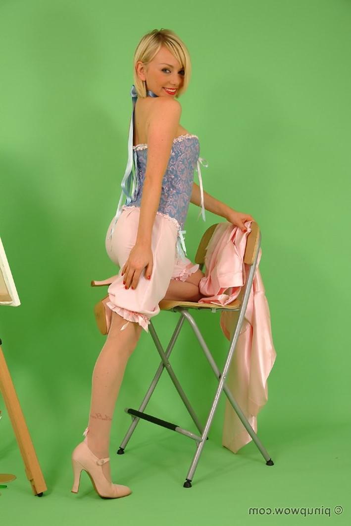 15P Beautiful blonde pinup painter in stockings