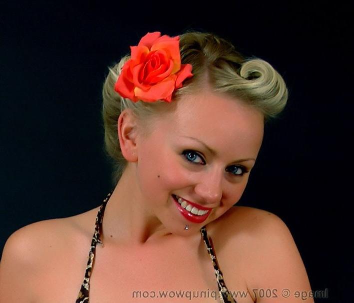 16P pin up babe posing in bikini