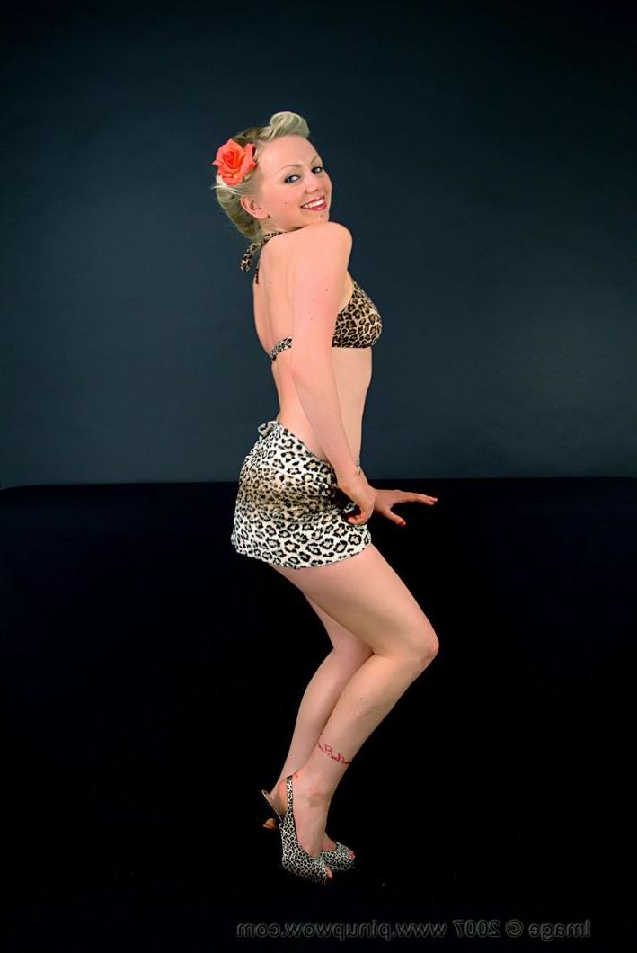 16P pin up babe posing in bikini