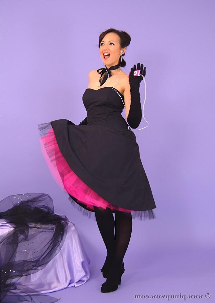 16P Glamour pinup girl Hayley Marie posing