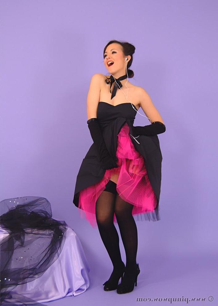 16P Glamour pinup girl Hayley Marie posing