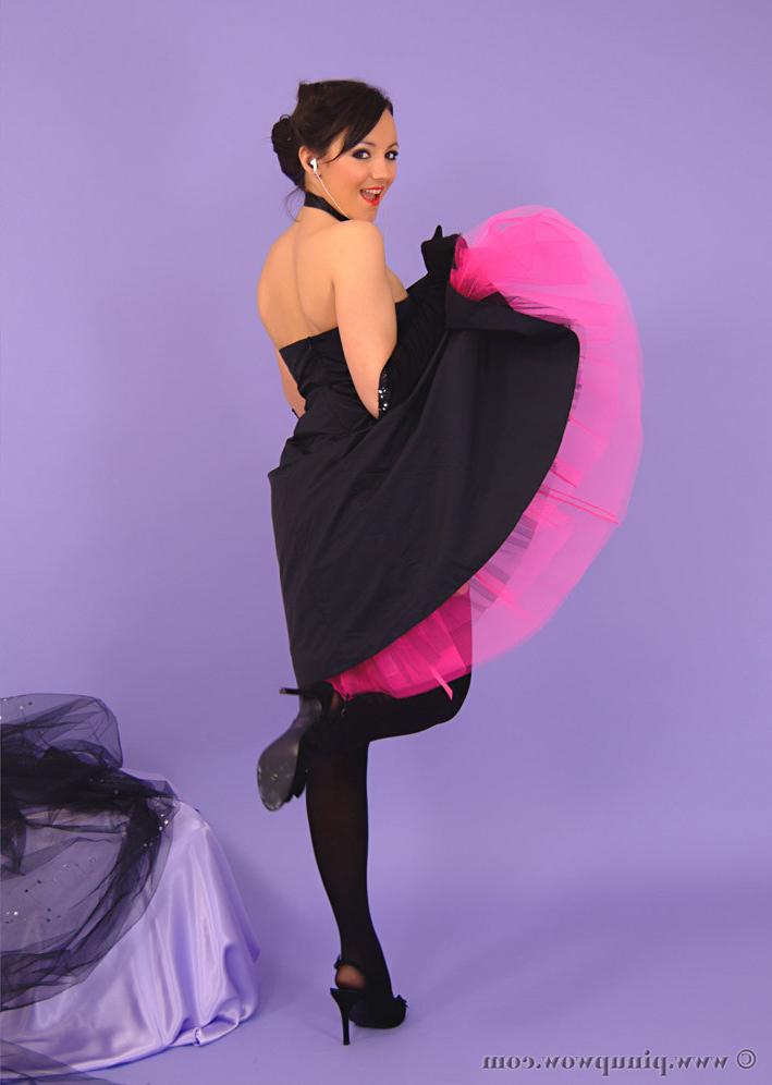 16P Glamour pinup girl Hayley Marie posing