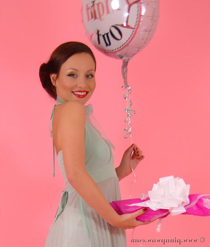 16P Glamour pinup girl Marie in stockings
