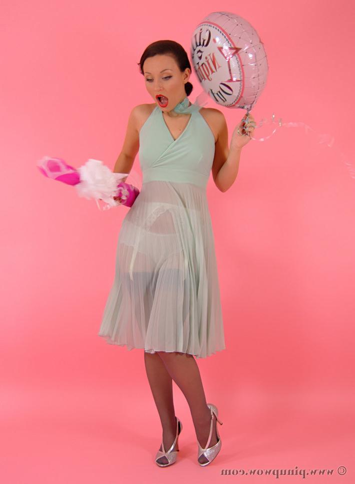 16P Glamour pinup girl Marie in stockings