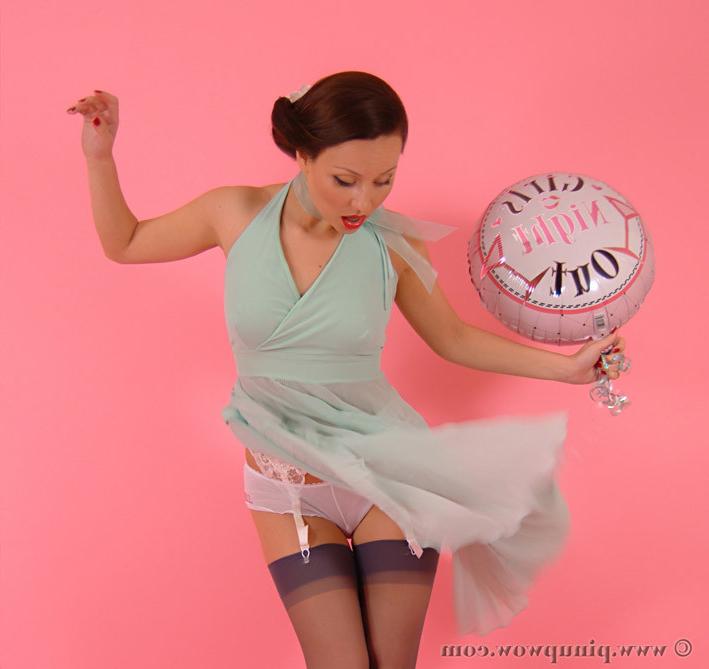 16P Glamour pinup girl Marie in stockings