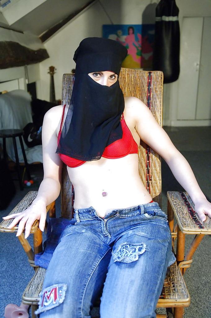 25P BEAUTIFUL ARABIAN SLUTS - RACHIDA