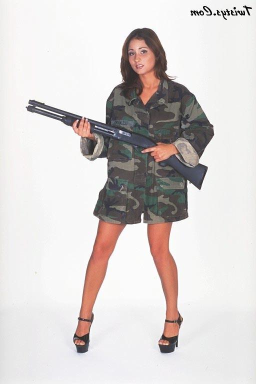 16P Hot Wanda Clooney army babe with gun defending