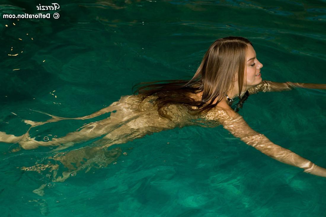 16P A beautiful pretty teen babe bathing nude in pool