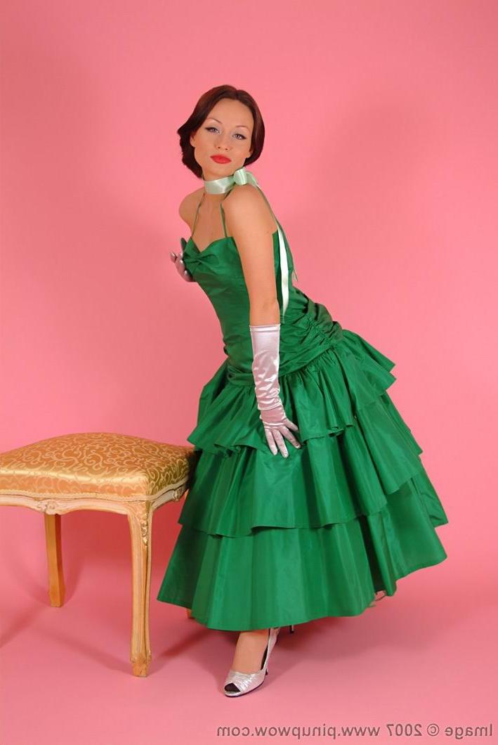 16P Glamour pinupgirl in stockings stripping
