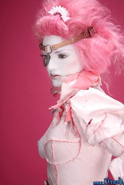 15P Pink haired gothic babe shows off smokin hot body