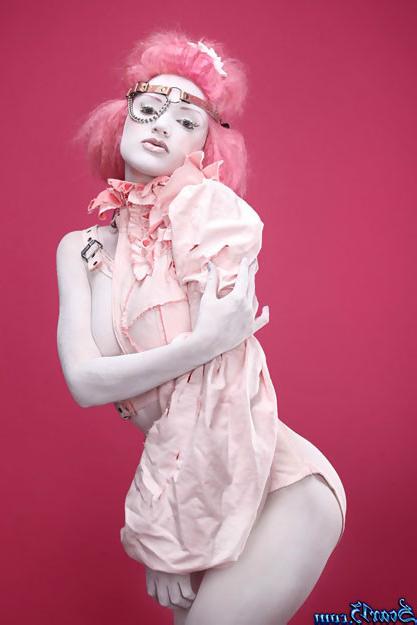 15P Pink haired gothic babe shows off smokin hot body