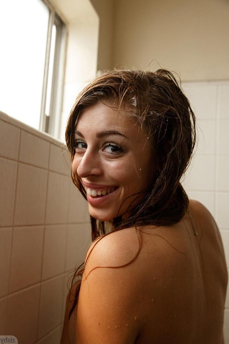 12P Curvy solo babe in the shower