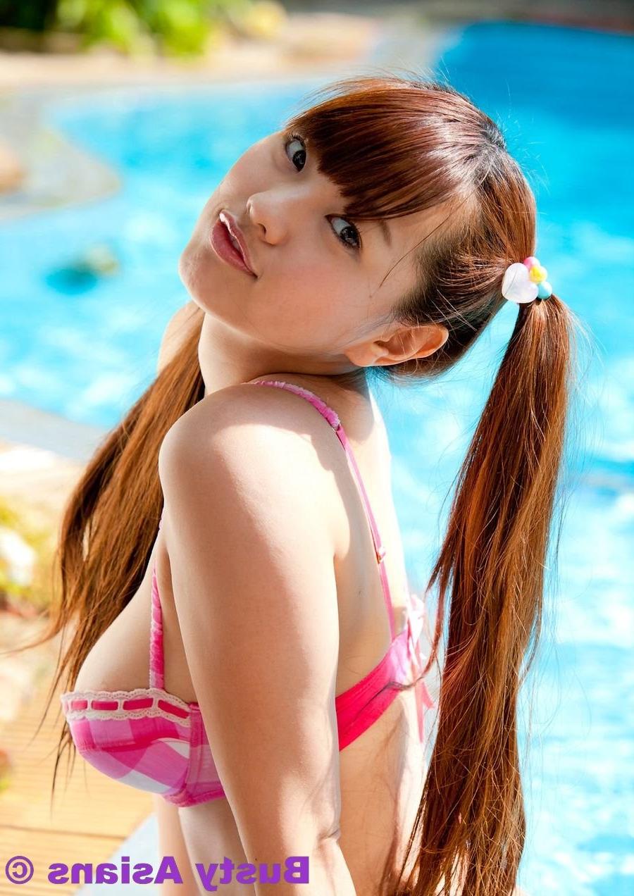 15P Sayuki Matsumoto posing her big tits in pink bikini