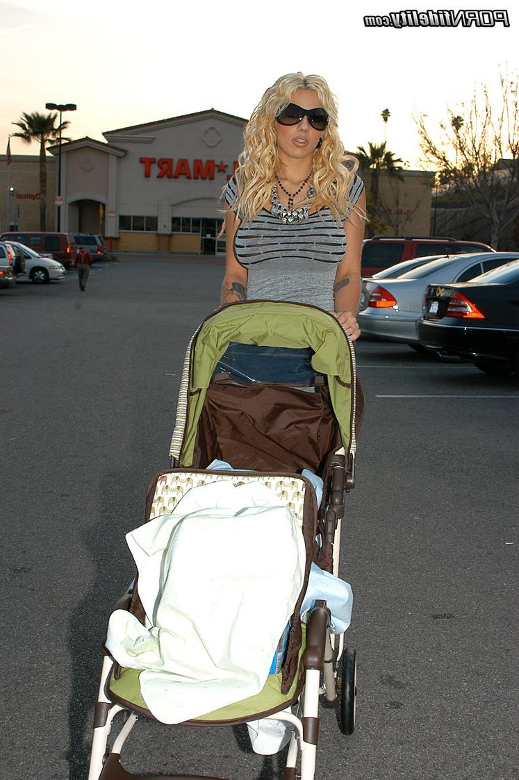 16P Kelly meets Britney and brings her to Ryan to fantasy fuck