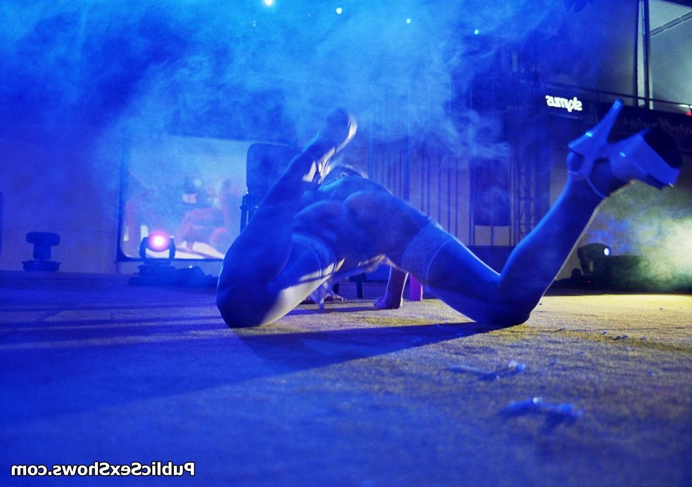 12P Hardcore pictures from public sex show