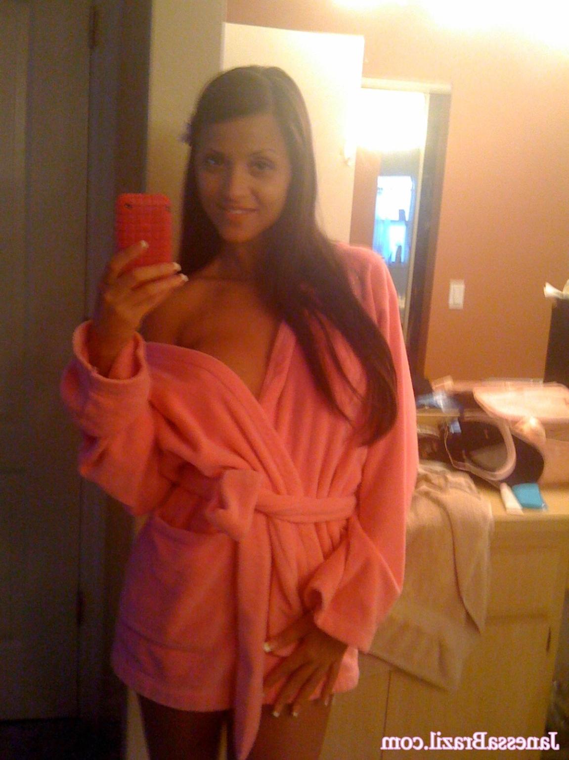 16P Busty Brazilian babe cellphone shots