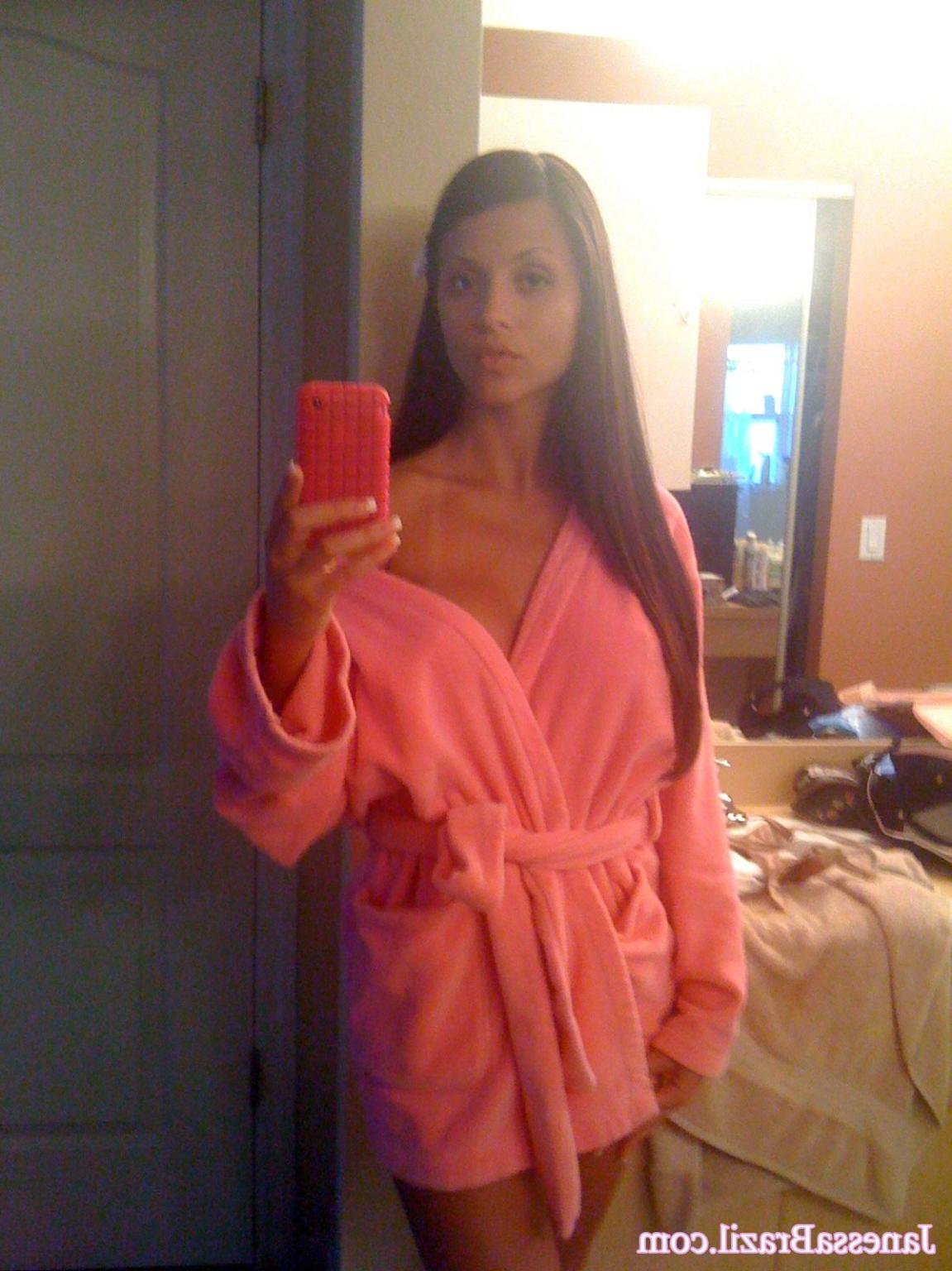 16P Busty Brazilian babe cellphone shots