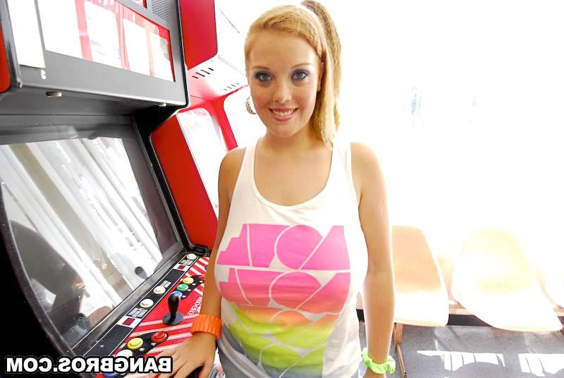 18P taking the dick and sucking cock all in one shot. She worked it out pretty good,