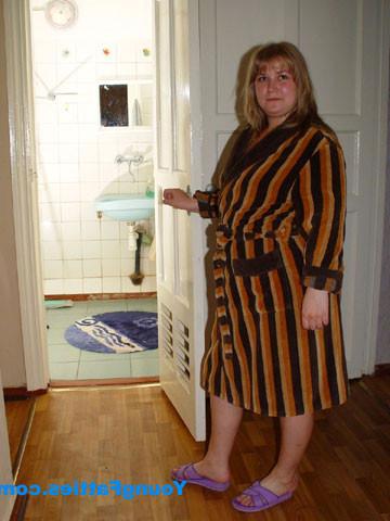 15P Young plump posing in bathroom