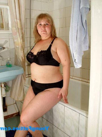 15P Young plump posing in bathroom