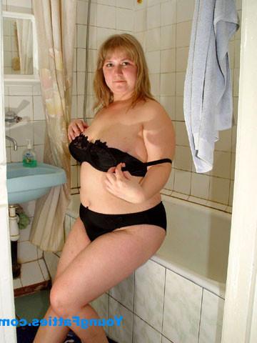 15P Young plump posing in bathroom