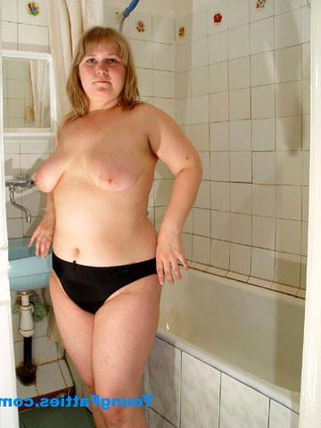 15P Young plump posing in bathroom