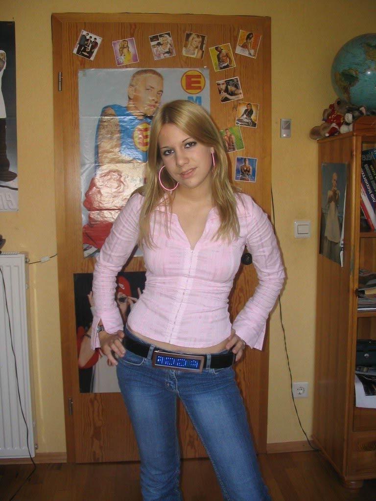 15P Skinny jeans sexily wrapping pretty bimbo?s bodies