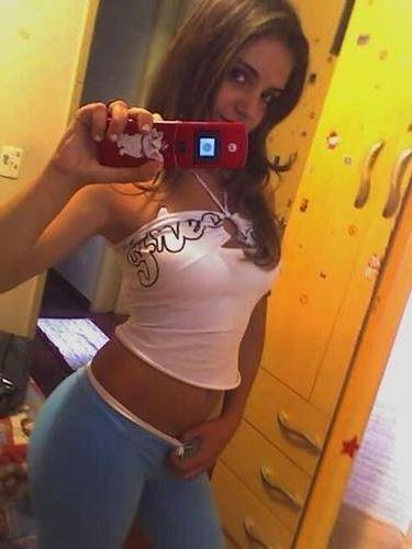 15P Skinny jeans sexily wrapping pretty bimbo?s bodies