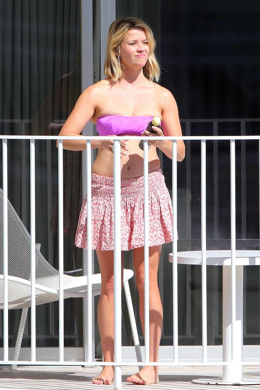 16P Reese Witherspoon shows off her soft bikini ass 