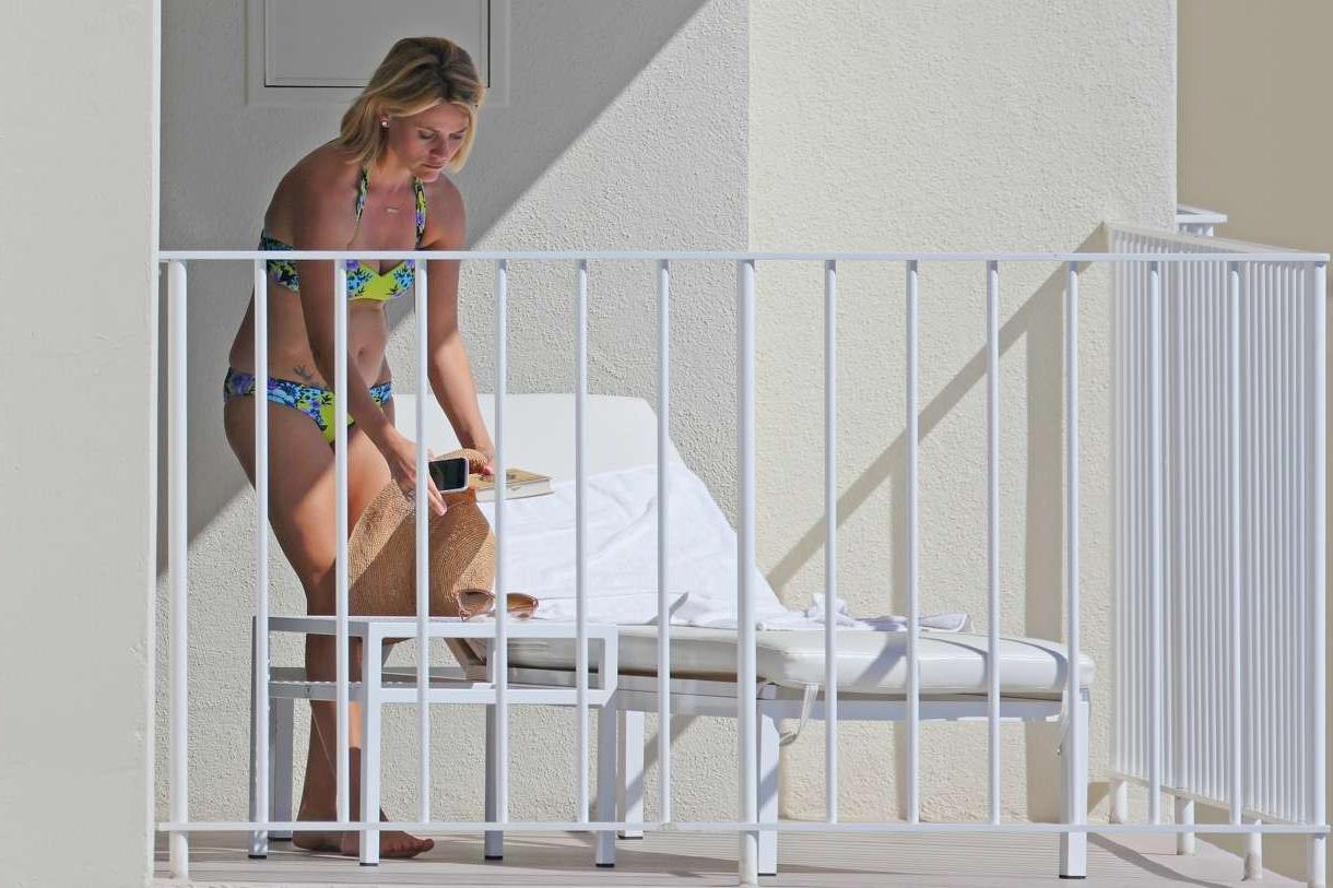 16P Reese Witherspoon shows off her soft bikini ass 