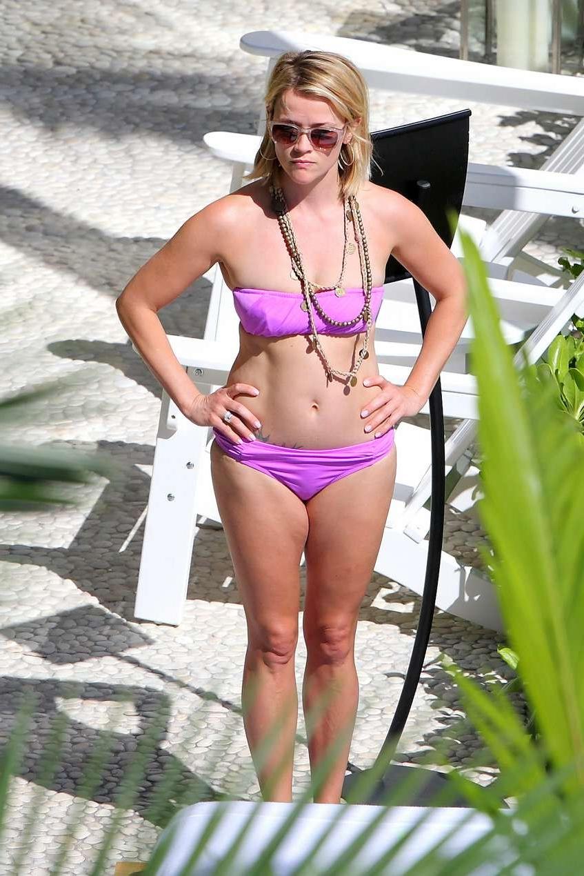 16P Reese Witherspoon shows off her soft bikini ass 
