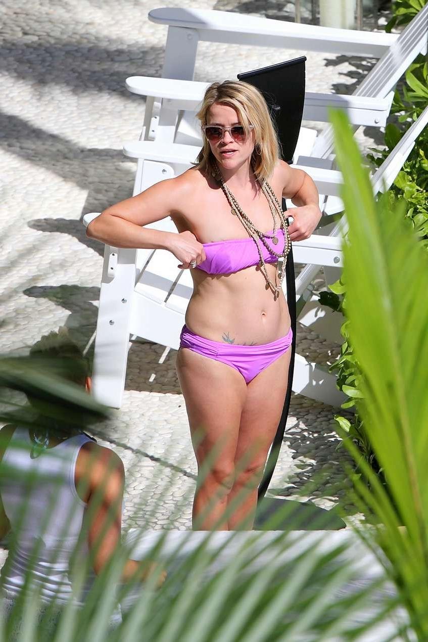 16P Reese Witherspoon shows off her soft bikini ass 