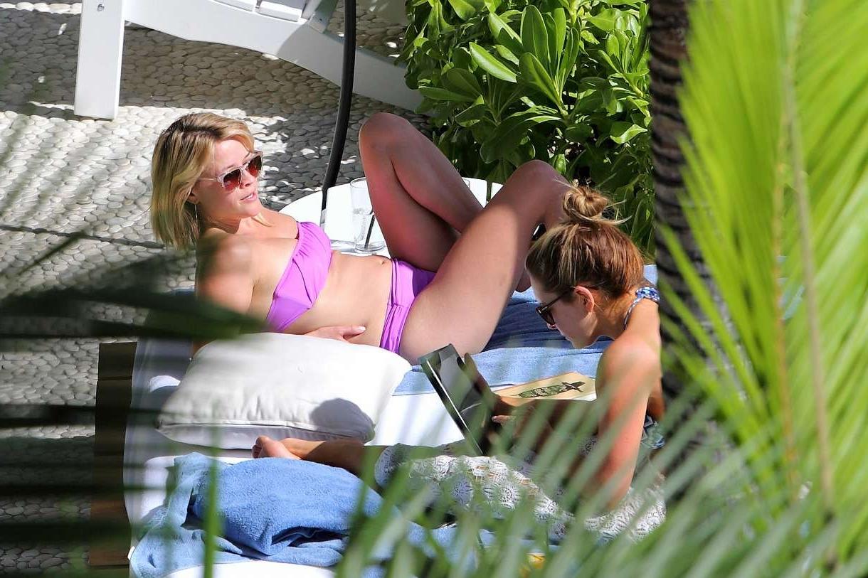 16P Reese Witherspoon shows off her soft bikini ass 