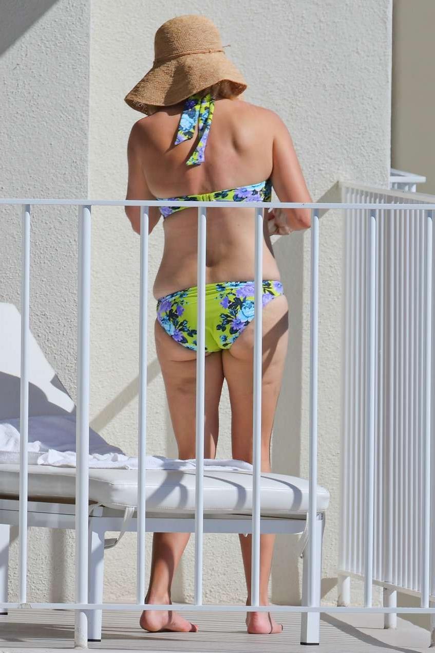 16P Reese Witherspoon shows off her soft bikini ass 