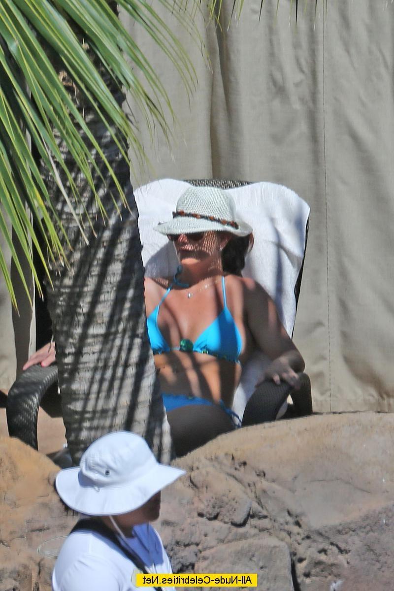 18P Britney Spears caught in blue bikini