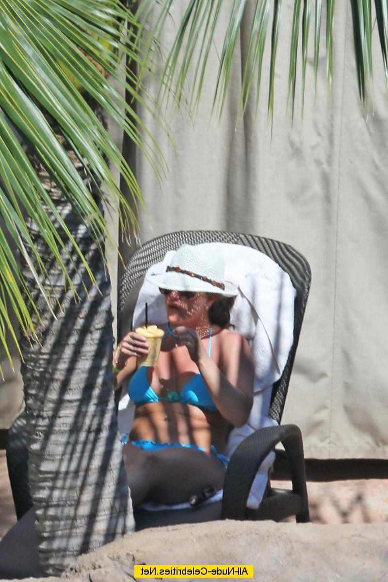 18P Britney Spears caught in blue bikini