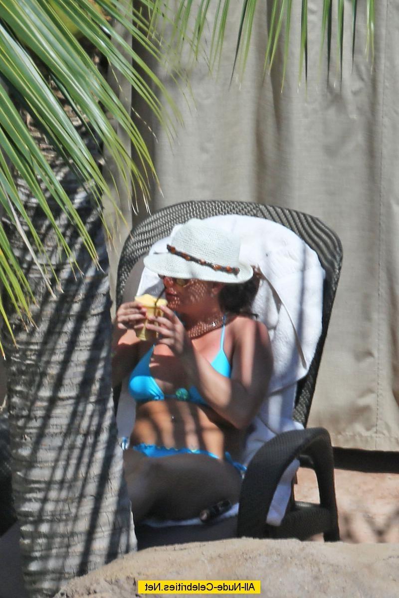 18P Britney Spears caught in blue bikini