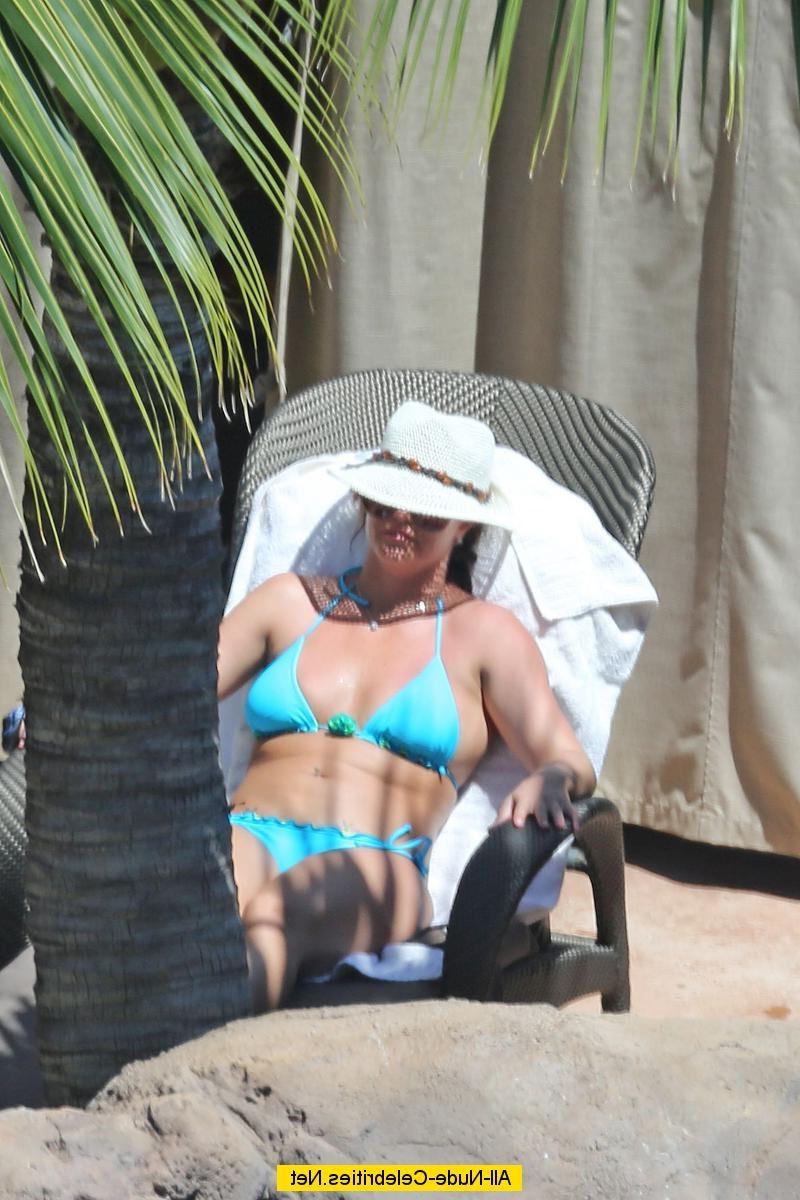 18P Britney Spears caught in blue bikini