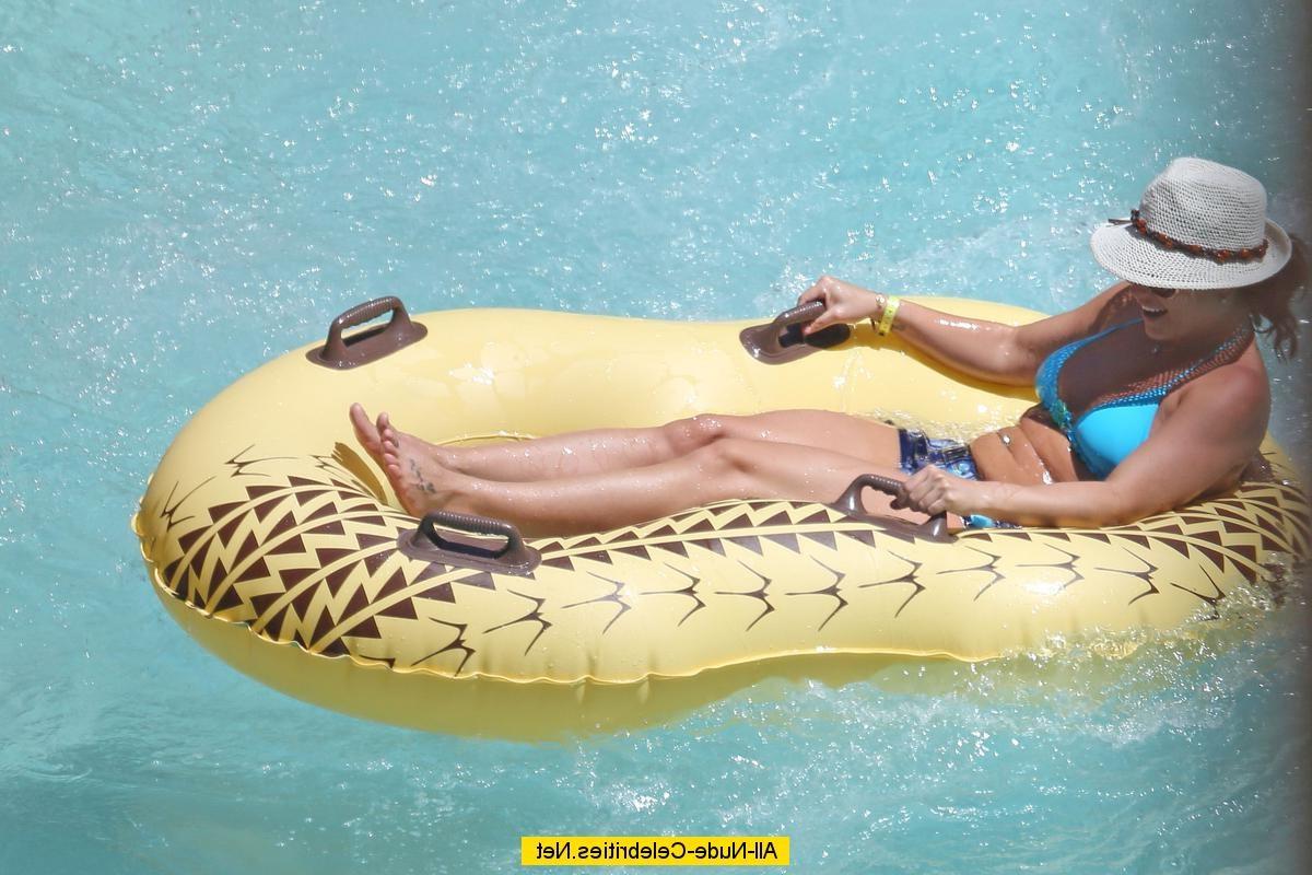 18P Britney Spears caught in blue bikini