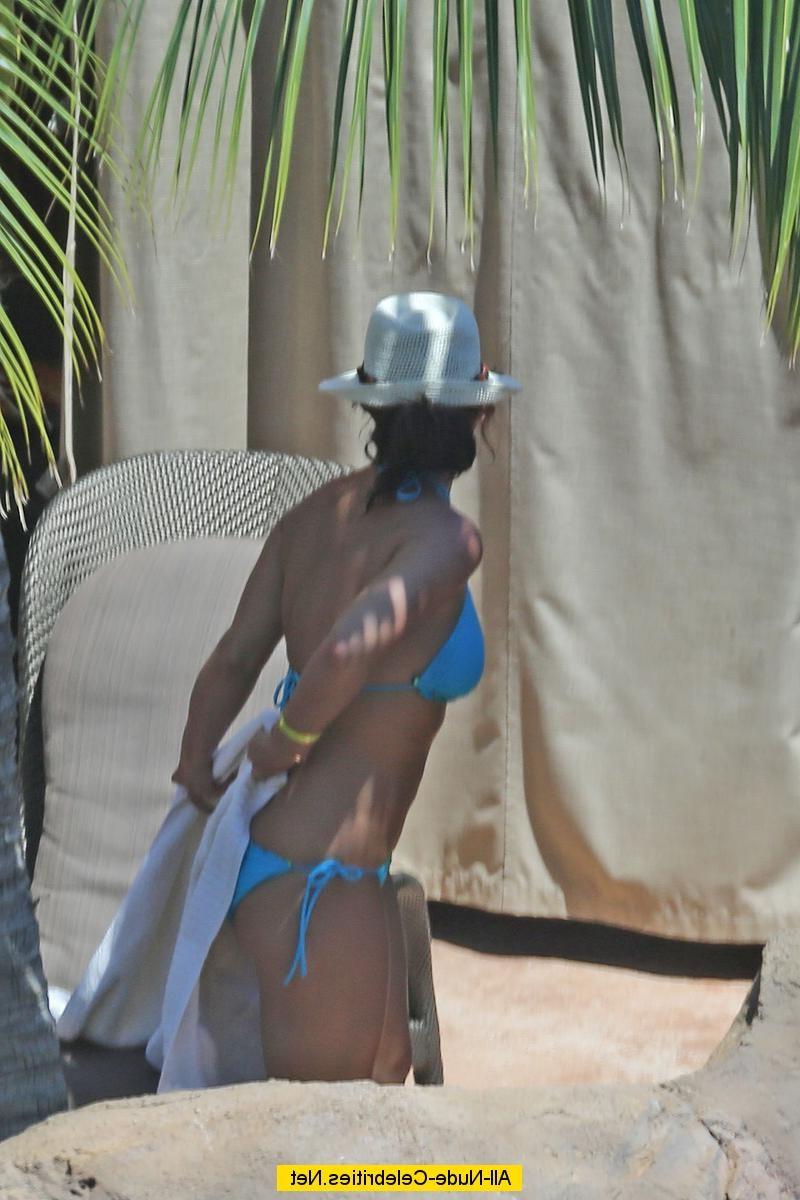 18P Britney Spears caught in blue bikini