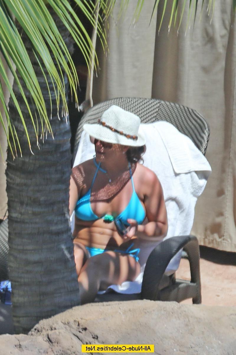 18P Britney Spears caught in blue bikini
