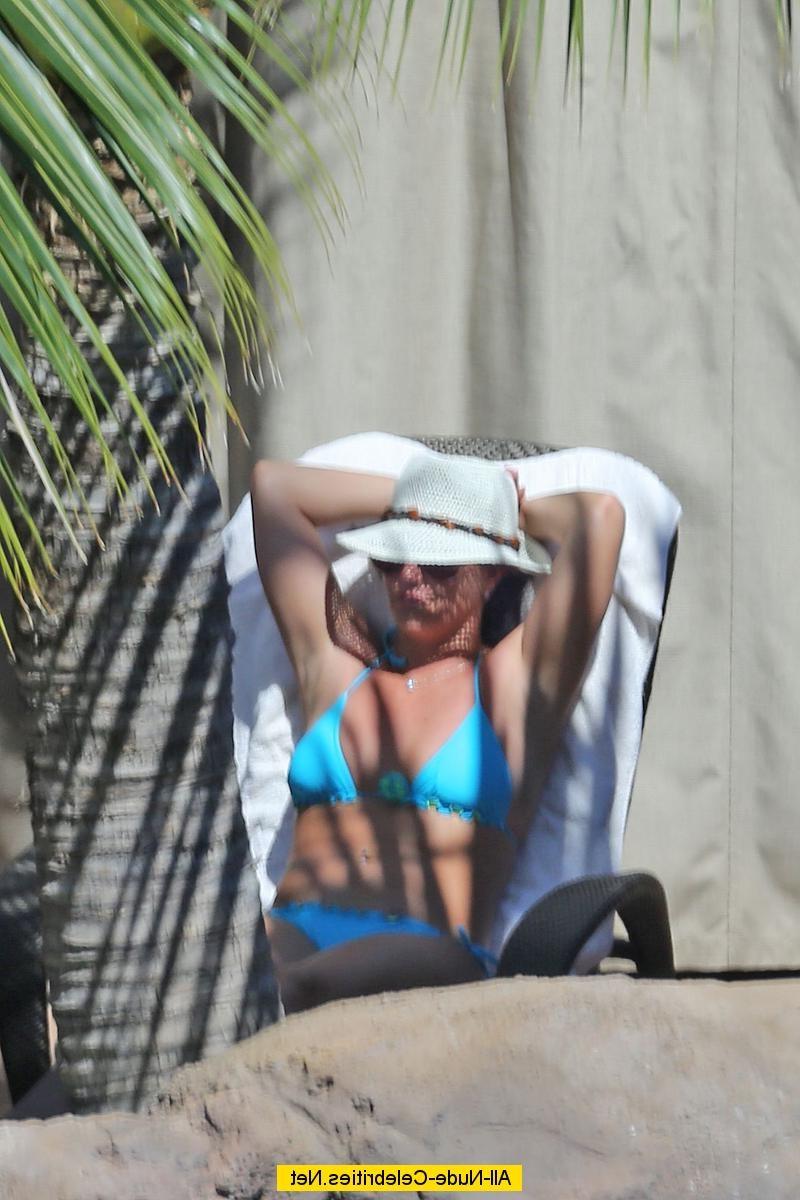 18P Britney Spears caught in blue bikini