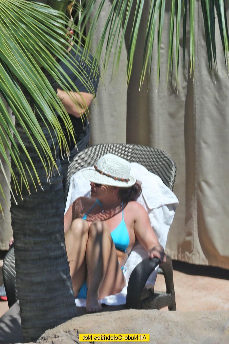 18P Britney Spears caught in blue bikini