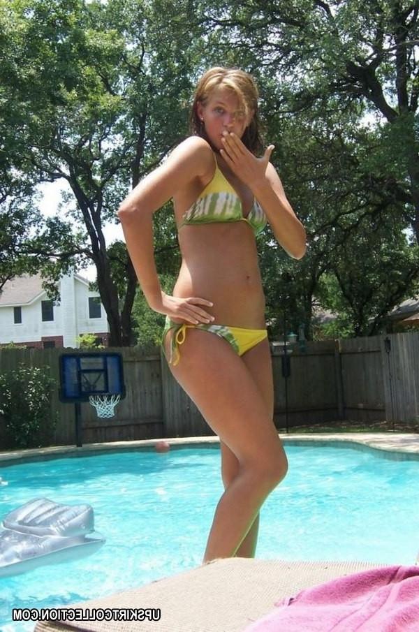 15P Partying chicks kneel jeans down showing off thong