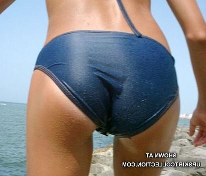 12P Girls in wet bikinis lose bra and show titties